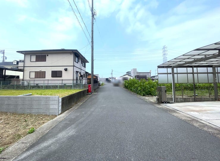 ◇前面道路◇
駐車スペースは並列3台可能です。来客時や、将来、車を買い足す場合にも安心です。ゆとりある駐車スペースは生活スタイルに合わせて柔軟に対応できますね。自転車やバイクなども置いていただけます