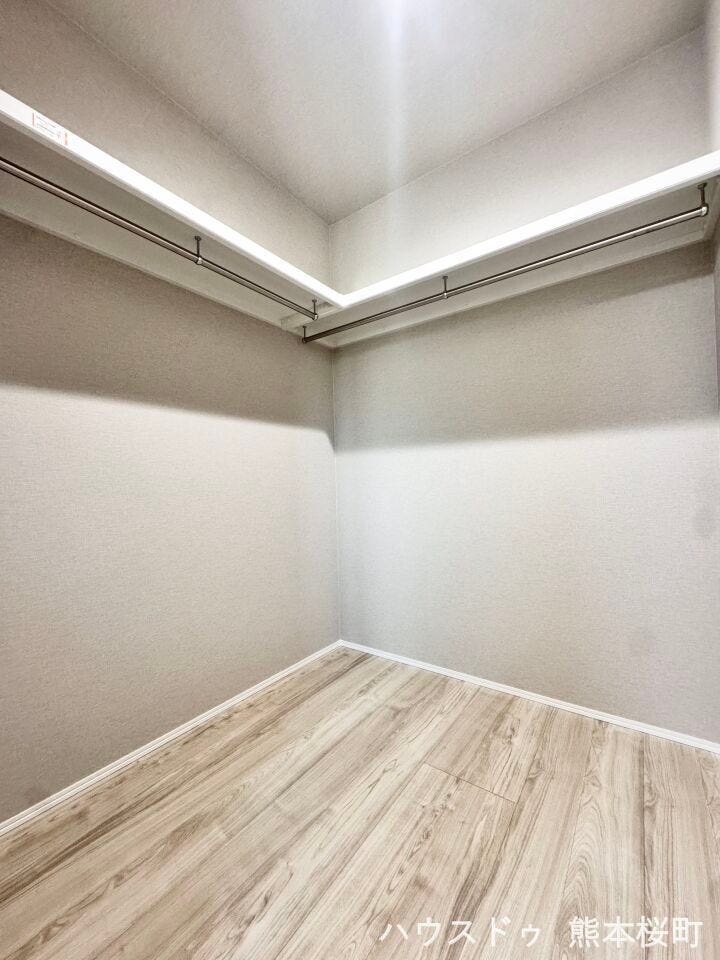 ■6帖洋室①WIC■衣類から小物まで一ヶ所に集約。整理整頓がしやすく、毎日のコーディネートが楽しくなるゆとりの収納です。