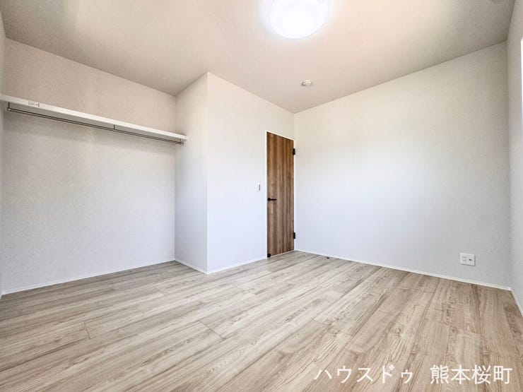 ■6帖洋室③■寝室、書斎、趣味の部屋。家族の成長やライフスタイルに合わせ、様々な使い方ができる快適な空間です。