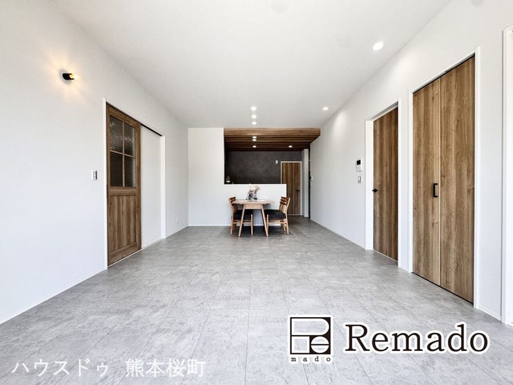 ■家族の笑顔が集う中心地■お気に入りの家具を迎え、窓からは心地の良い光が差し込みます。※CGで家具を配置しています。