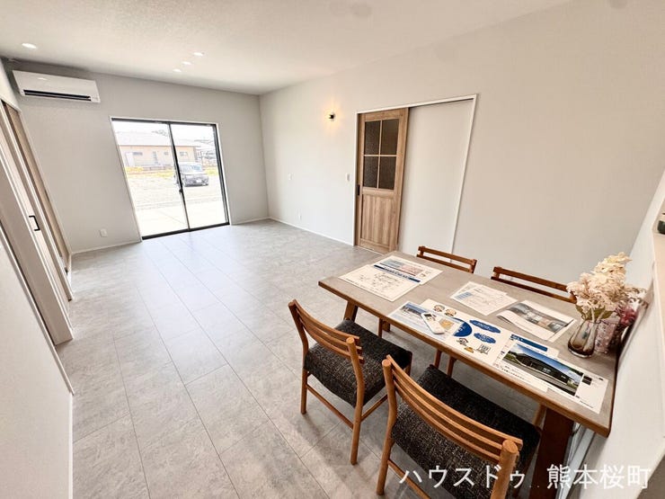 ■安らぎと笑顔の中心地■陽光が優しく降り注ぎ、会話が自然と弾む。ここでは、毎日が特別な時間へと変わります。