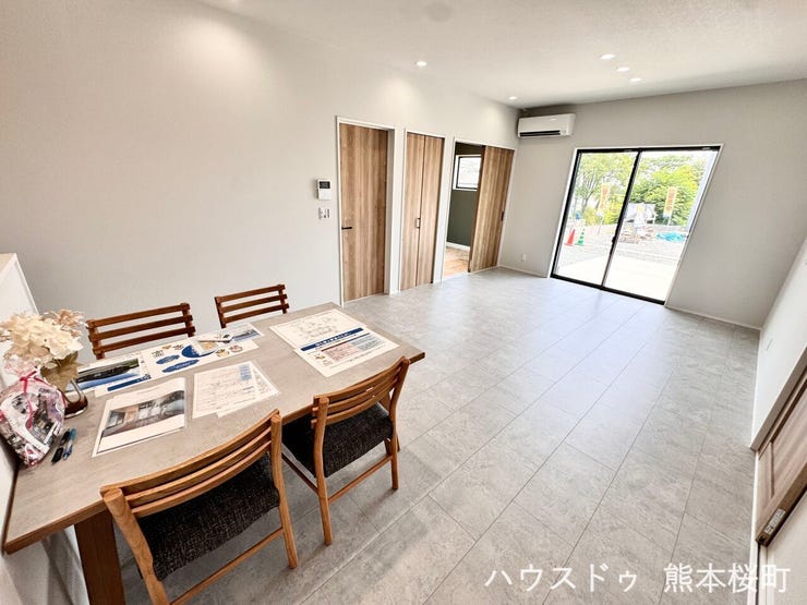 ■安らぎと笑顔の中心地■陽光が優しく降り注ぎ、会話が自然と弾む。ここでは、毎日が特別な時間へと変わります。
