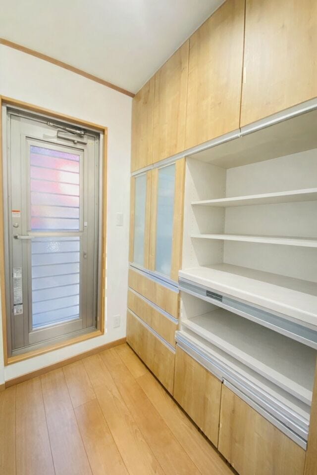 食器や調理家電をすっきり整理しやすいカップボード♪
※AIによる家具消し修正を行っています。