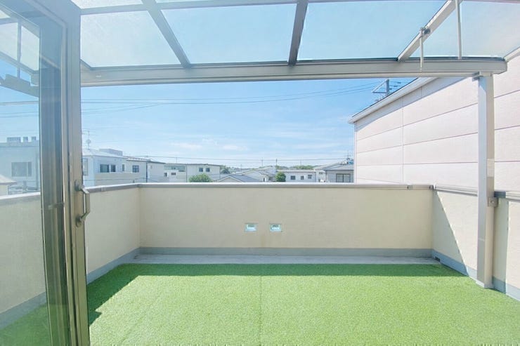 屋根付きで天候の影響を受けにくく、洗濯物を干しやすい造り。外からの光をしっかり取り込みつつ、人工芝でちょっとしたリラックススペースとしても使えます♪
※AIによる家具消し修正を行っています。