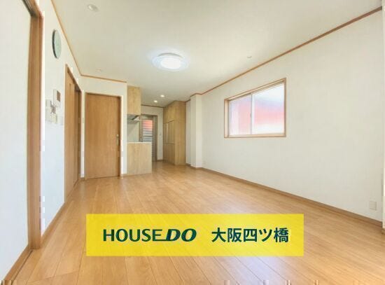 【リビング】
キッチンと居住スペースが程よくつながる使いやすい間取り♪日常の家事やくつろぎ時間を快適に過ごせるLDKです。
※AIによる家具消し修正を行っています。