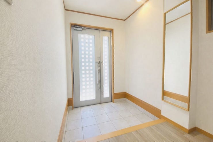 全身ミラーで身支度もスムーズ。明るさを取り込みつつ、すっきりと整えやすい玄関♪
※AIによる家具消し修正を行っています。