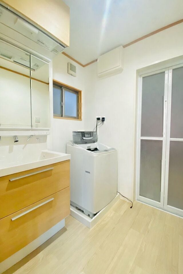 身支度と家事が同時に進めやすい動線。窓付きで湿気を逃がしやすい★
収納やミラーも備わって使いやすさ◎
※AIによる家具消し修正を行っています。