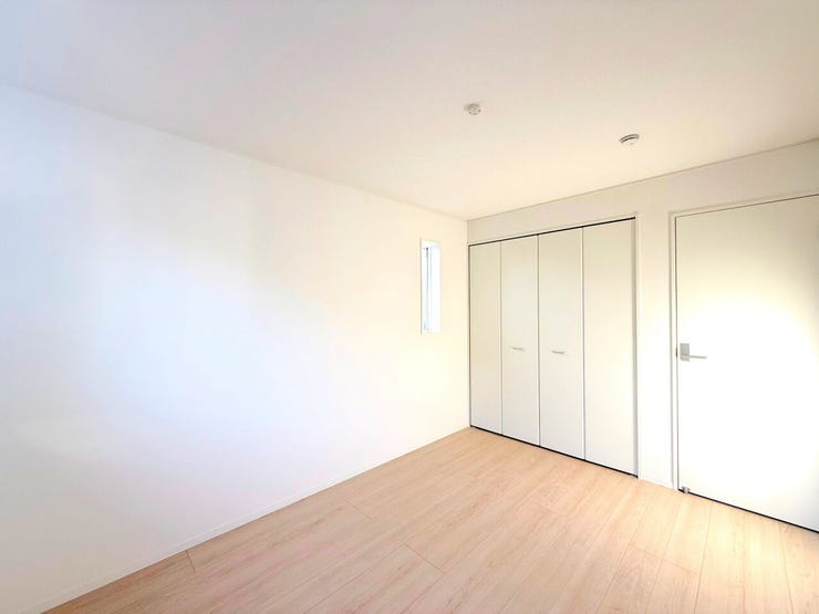 【洋室】
部屋の広さが適度なため、家具の配置やインテリアデザインがしやすく、狭すぎず広すぎない居心地の良い空間を作れます。
また収納が豊富な間取りで部屋が散らかりにくく、掃除や片付けが楽に♪