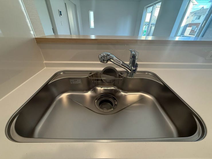 【いつでも安心でおいしい水を「浄水器付きシンク」】
水栓一体型の浄水器で、料理や飲料水にいつでも安心・安全なお水を使えます。
野菜洗いにも気兼ねなく使え、毎日の食卓を美味しく健康的にサポート。