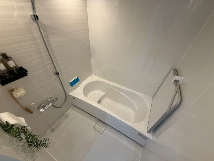 一日の疲れを気持ちよく癒やせる清潔感のあるバスルーム。ゆったりとした湯船で、毎日のバスタイムがリラックスタイムに変わります。