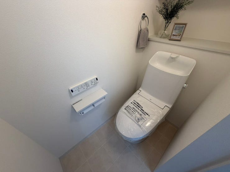 清潔感があり落ち着ける快適なトイレ空間。毎日使う場所だからこそ、使いやすさと心地よさにこだわった設計です。