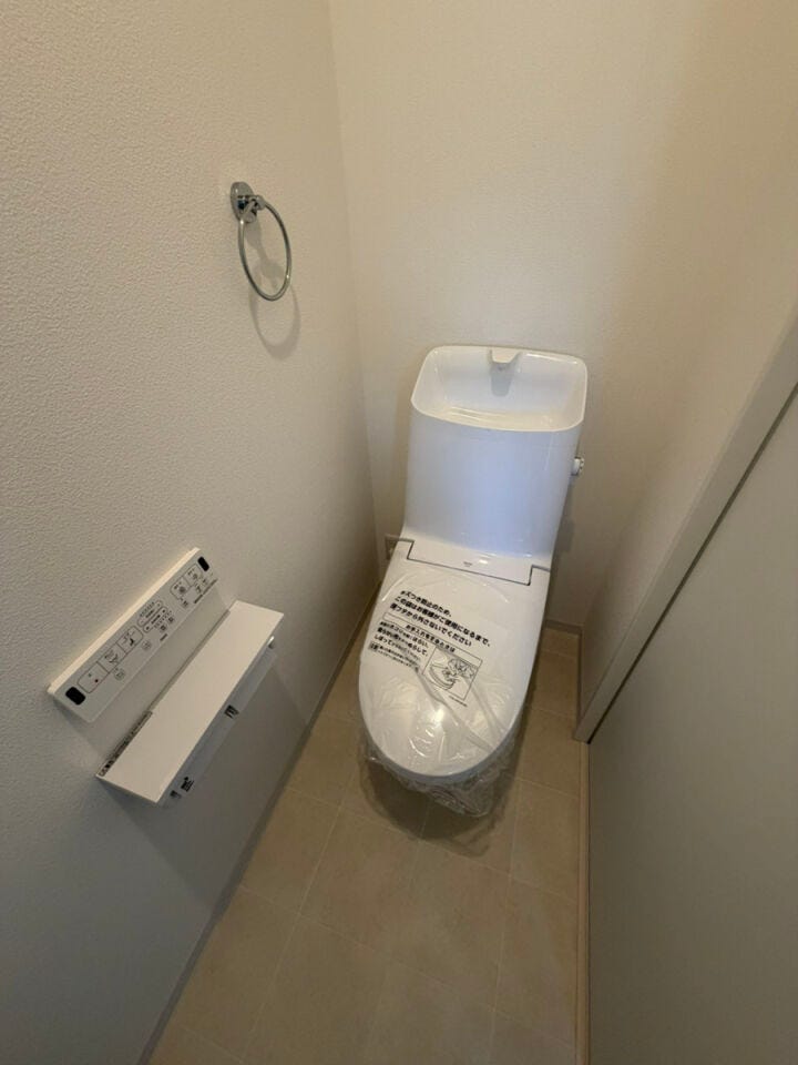 スタイリッシュで心地よいトイレエリア。ご家族はもちろん、急な来客の際にも安心してご案内できる清潔なスペースです。