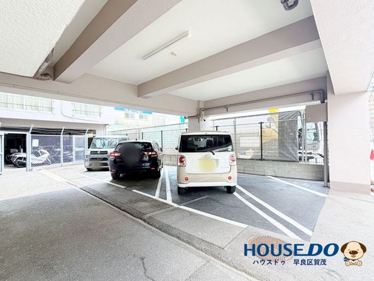 敷地内には平面駐車場。
日々の車の出し入れもスムーズ。
お買い物やお出かけの際にも使いやすい駐車スペースです♪