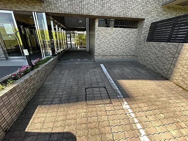 来客用駐車場をマンションの入り口の両サイドに、4区画(6台分)設けています!