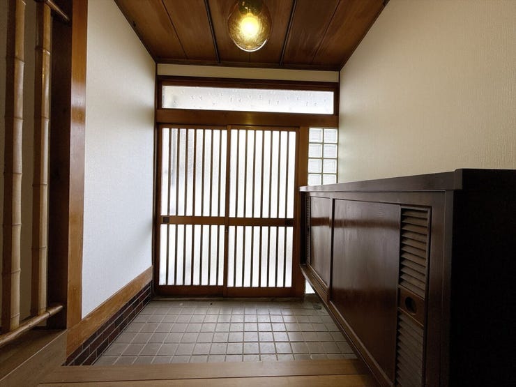 広い玄関に下駄箱もあります。