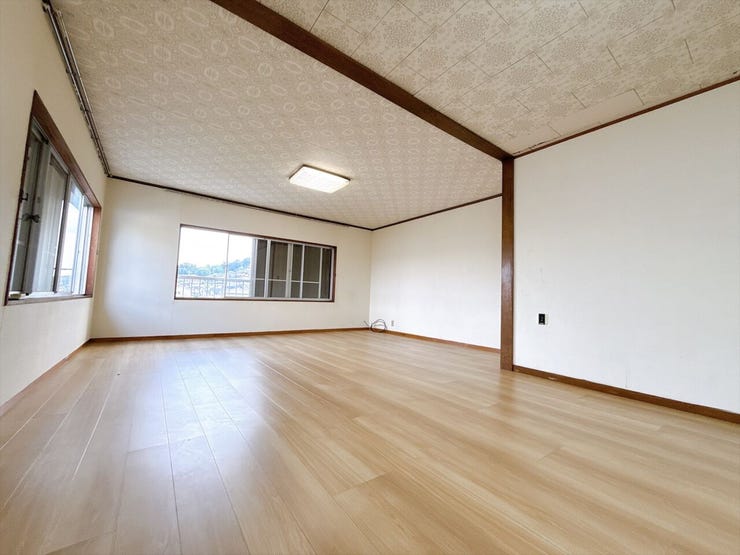 2面採光の明るい洋室です。