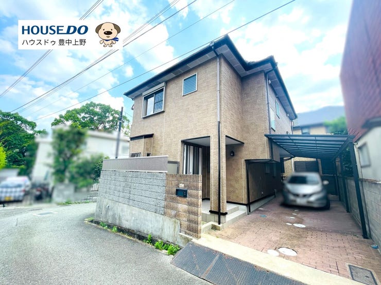 箕面の自然を感じる閑静な住宅街の角地!解放感ある立地です♪楽々2台駐車可能なカーポート付き!