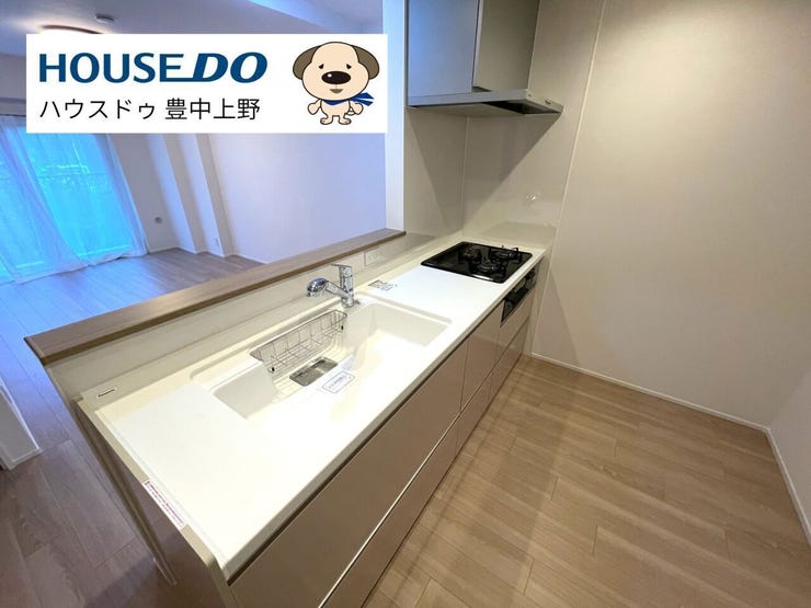やさしい色調が心地よいカウンターキッチン。浄水器付きで使い勝手が良く、落ち着いた雰囲気の中で家事がしやすい空間です。