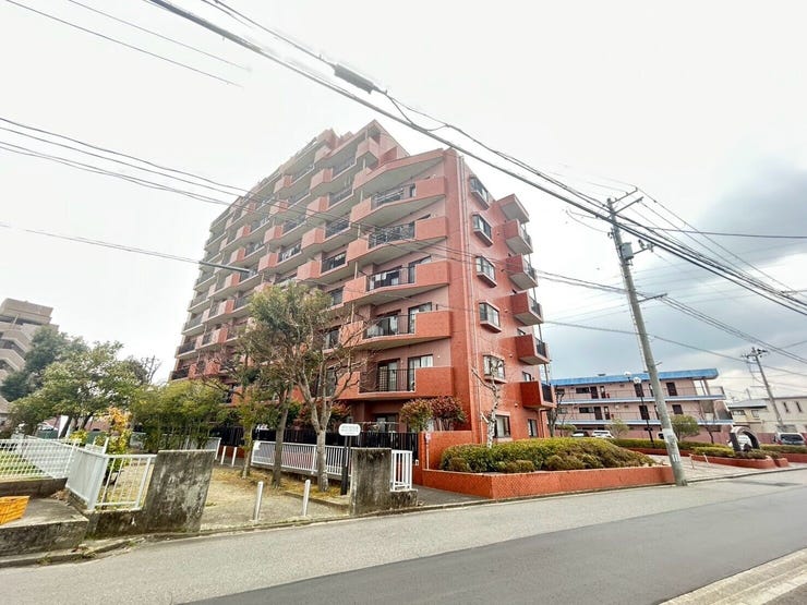 【外観】
110㎡超のゆとりある4LDK角部屋。専用庭は庇あり・庇なしの2ゾーンで、家庭菜園・アウトドア・子ども遊び場など多用途に活用できます。