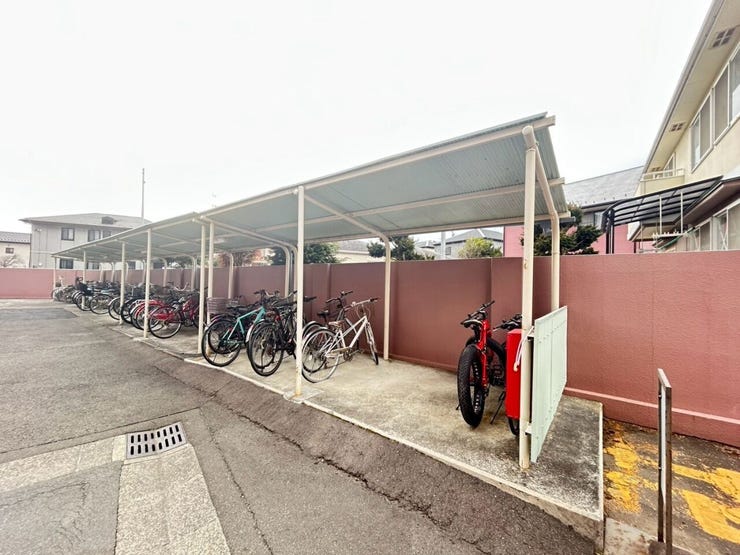 屋根付きのため、雨・雪がしのげて自転車が汚れにくいです。