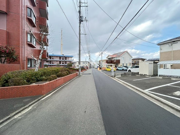 ゆとりのある道路のため、敷地内の出入りもしやすいです!