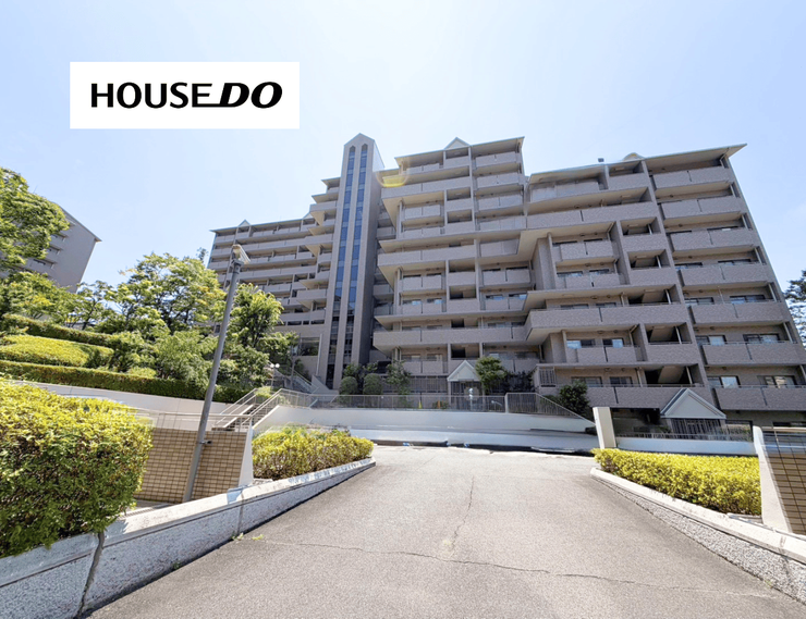 【外観】
緑豊かな植栽に囲まれた、落ち着きと重厚感のあるマンション外観です。