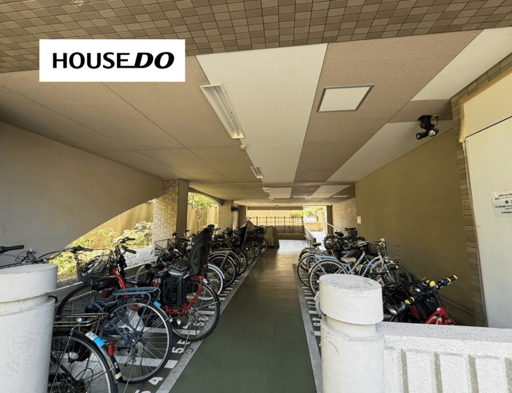 雨や直射日光の影響を受けにくい屋根付き駐輪場。日常の自転車利用にも便利です。