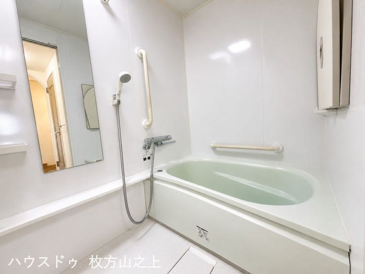 ゆったり湯船で一日の疲れを癒せるバスルーム。