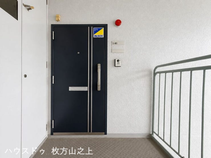 共用廊下に面した、ゆとりある玄関アプローチ。