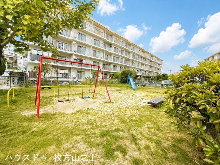 敷地内に遊具があり、お子様のいるご家庭にもおすすめ。