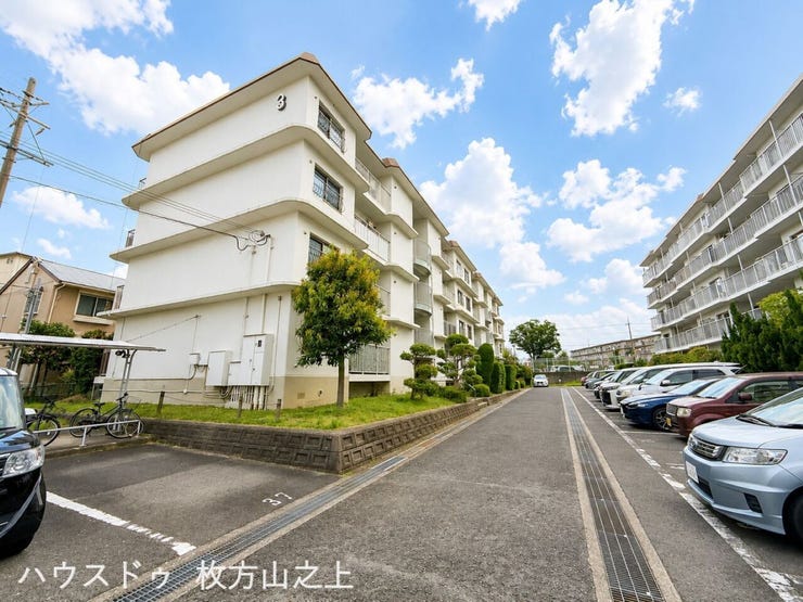 敷地内駐車場を完備。お車をお持ちの方にも便利です。