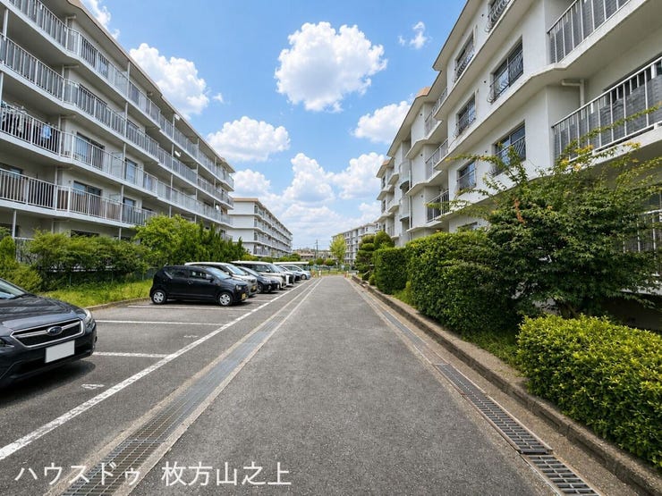 広々とした敷地内駐車場。車の出し入れもスムーズです。