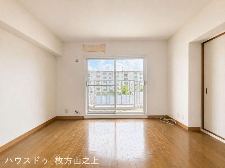 大きな開口部から陽光が差し込む、明るく開放的なLDK。