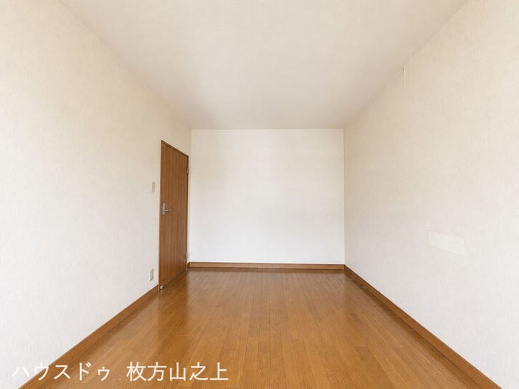 収納家具の配置がしやすい、すっきりとした居室です。