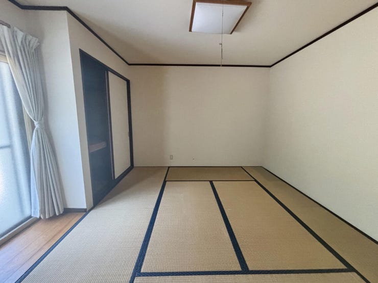 室内(2026年7月)撮影
◎本日案内可能◎
布団や季節物の衣類、日用品もすっきり収まる大型の押入を完備!畳ならではの温かみでゴロゴロと寛げる、リビング続きの心地よい空間です♪