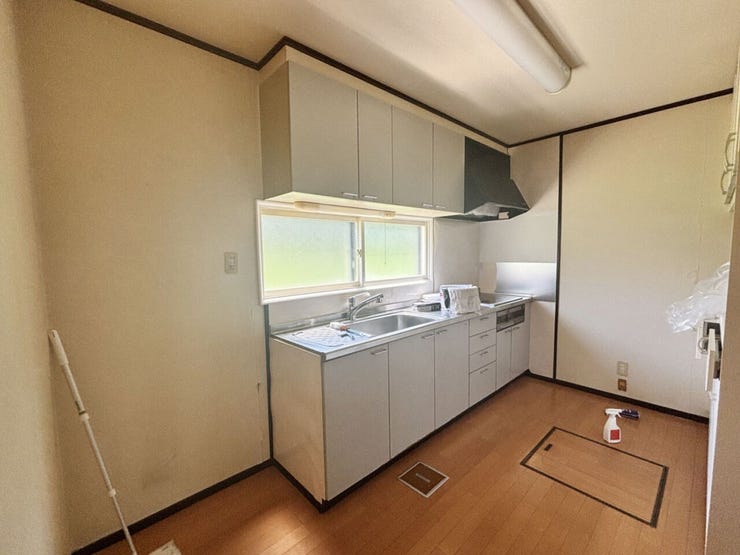 室内(2026年7月)撮影
◎本日案内可能◎
キッチン背面に大型の収納を配置!リビングからキッチンが丸見えにならず生活感を隠せるため、落ち着いた住空間とスッキリとした見た目を両立できます◎