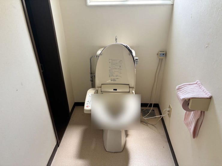 室内(2026年7月)撮影
◎本日案内可能◎
介助が必要な方やお子様のトイレトレーニングの補助がしやすい広さのトイレ!階段下を有効活用した収納スペースもありスッキリとした空間を保てます◎