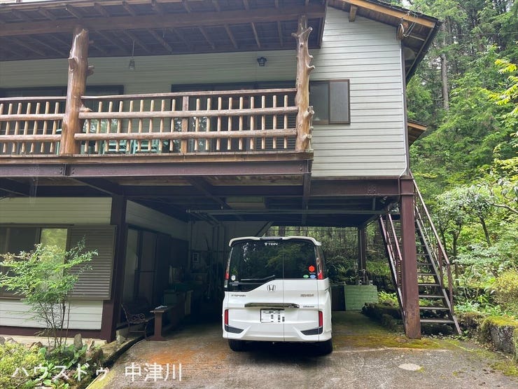 駐車場と玄関へ続く階段