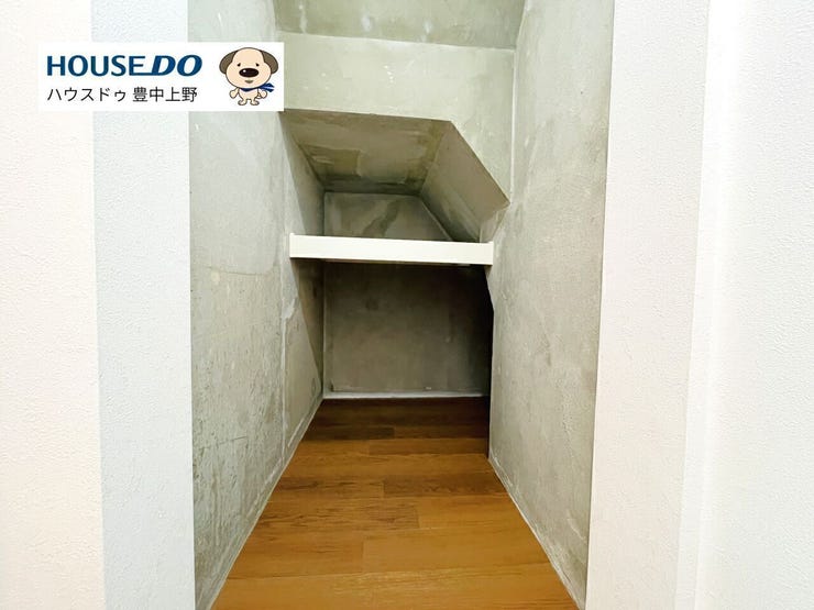 階段下を利用した大容量の収納スペース!日常使いしない大型の物や掃除機など余裕をもって収納いただけます!