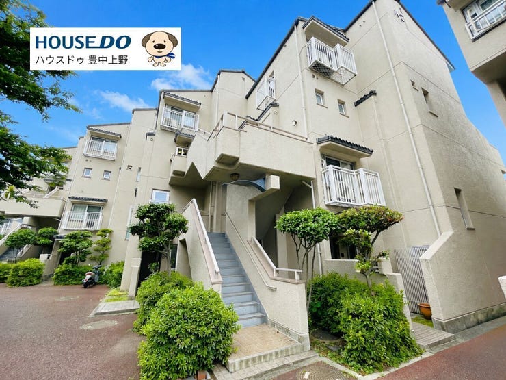 緑豊かな団地内に佇むお住まい。敷地内には植栽や広場が整備され、ゆとりある住環境が魅力です。小・中学校やスーパー、ドラッグストアが徒歩圏内に揃い、子育て世帯にもおすすめの立地です。
