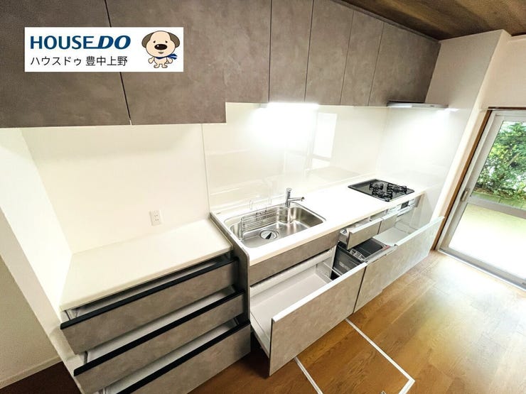 上、下、横にも収納がある、収納には困らないシステムキッチン!作業ずぺーすも広く、嬉しい食洗機付きで毎日の家事を助けます♪