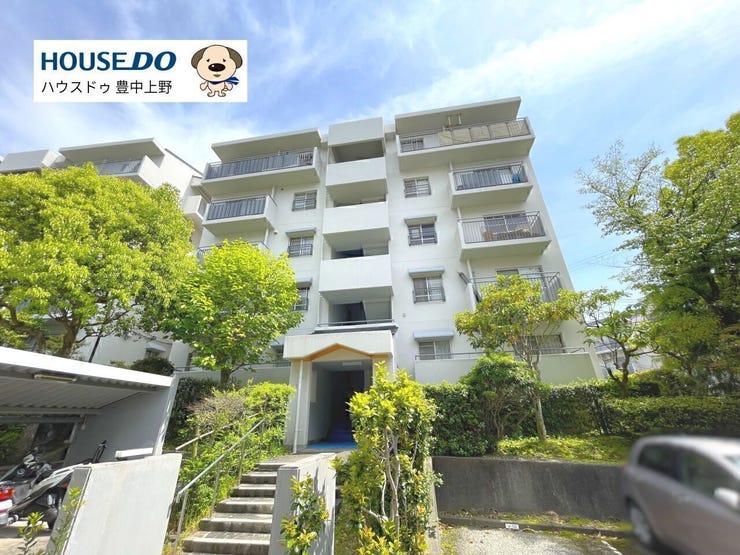 緑豊かな北緑丘エリアに佇むマンション。専用駐車場の無償継承が可能な住戸もあり、車をお持ちの方にも嬉しいポイントです。広々とした間取りが多く、ファミリーでもゆとりある生活が実現します。