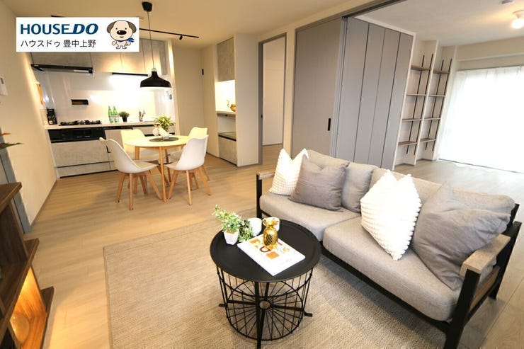 【リビング】
お住まいの中心にあるLDK。洋室が2部屋隣接していて、洋室2の扉は間仕切りタイプなので、開放していただくとリビングに一体して使ってもいただけます♪