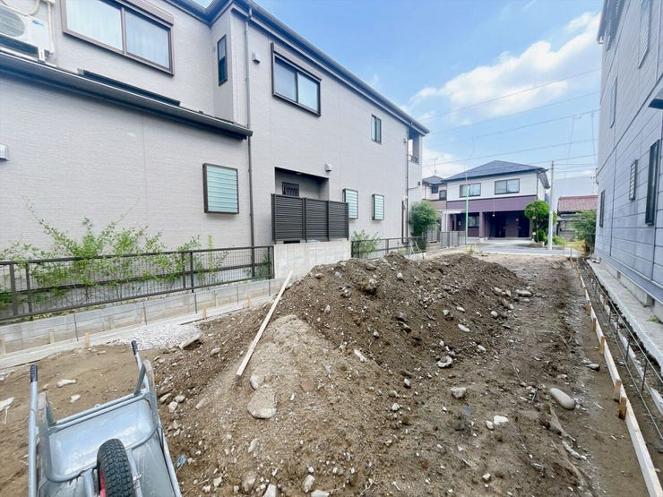 【駐車場 並列2台分】
両方の車が独立して駐車できるため、片方の車を移動させる必要がなく、効率的に出し入れができます!
車を出し入れする際にバックや切り返しも少なくなるため、駐車が楽になります♪