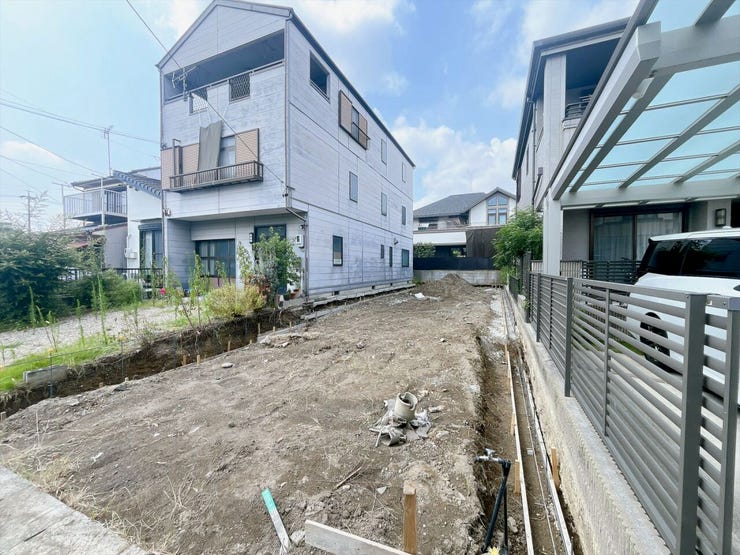 【南向きの土地】
南向きの土地は陽当たりが良く一日を通して明るく暖かな光が差し込みます!
家族が集まるリビングも明るく過ごしやすく、日中は電気をつけずとも明るいこともあり電気代の節約にもなります♪