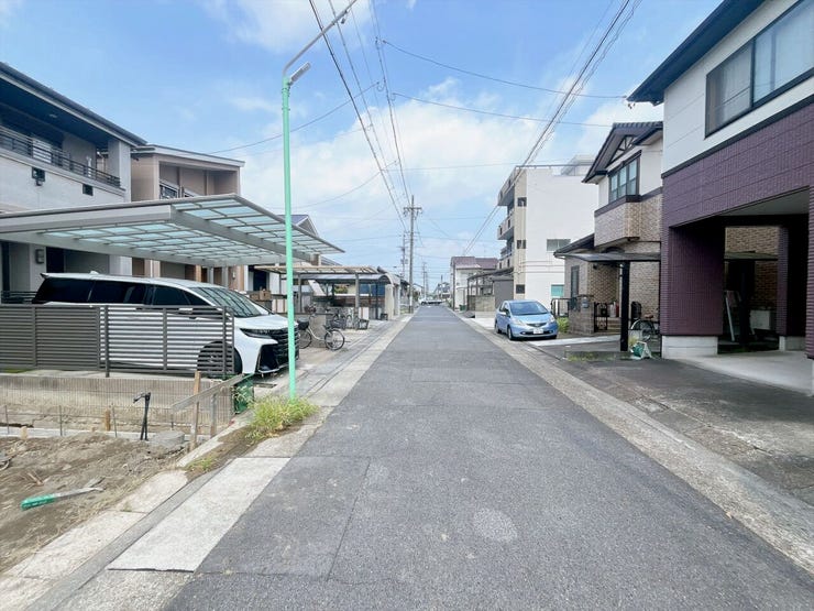 【前面道路】
大型車の通行が少なく、静かで落ち着いた環境が魅力です♪
小さなお子さんがいるご家庭でも安心して暮らせます!
車がスピードを出しにくく、交通事故のリスクも低減される安全な住環境です!