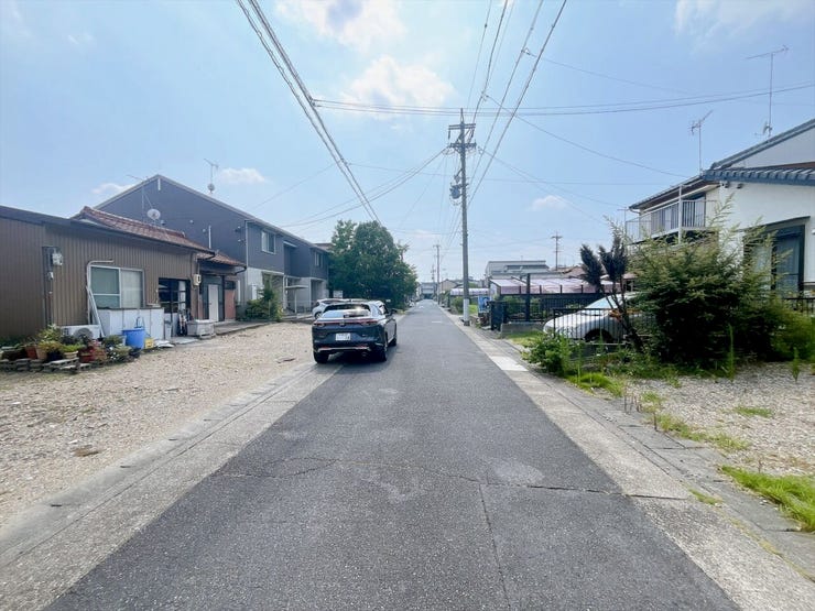 【前面道路】
交通量が少なく静かな環境のため、歩行者や高齢者、お子様にも安心の立地です♪
周辺の騒音も少ないため、落ち着いた雰囲気の中で穏やかな毎日を過ごしたい方にぴったりの住環境です!