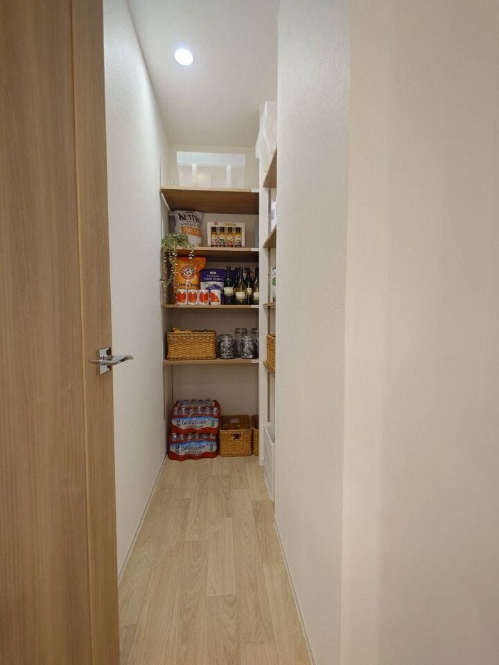 収納豊富なパントリーです
(小物等は付属しておりません)