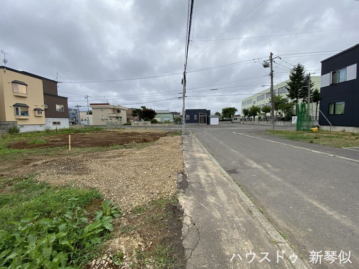 北側道路の東側から西側へ向けて撮影(西側には栄緑小学校)