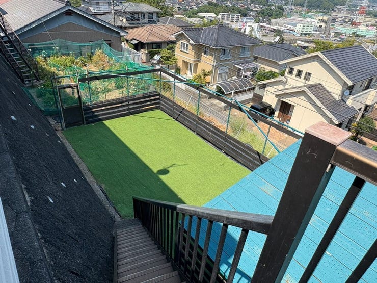 広々とした人工芝付♪屋根付き☆
ワンちゃんを飼われてる方にピッタリのお家です♪
キャンプの出来る人工芝の庭!